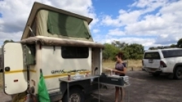 Jurgens Safari Oryx ma namiot sypialny, aneks kuchenny typu outdoor i taki też, zewnętrzny prysznic - zdjęcie 9